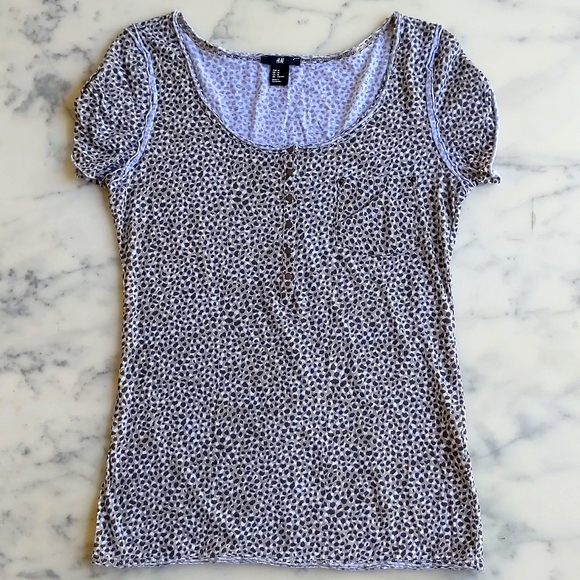 NWOT. H&M 100% Cotton Animal Print Short Sleeve Top with front buttons. - Picture 3 of 5
